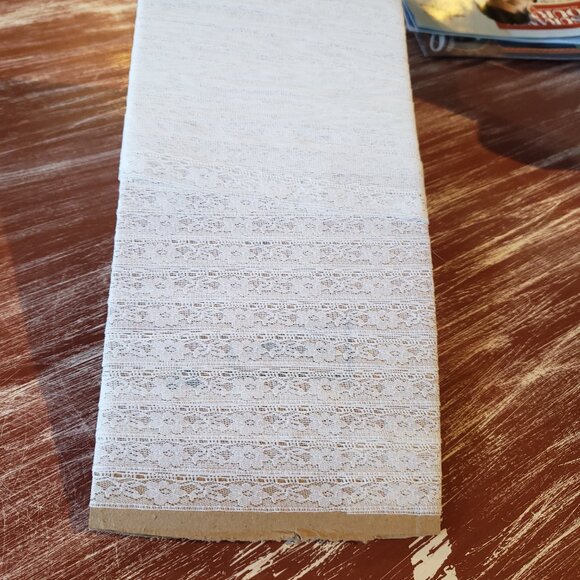 Vintage Bobbin Net Lace Trim. 1 1/2" x 10 yards - Ivory Floral - Picture 3 of 8